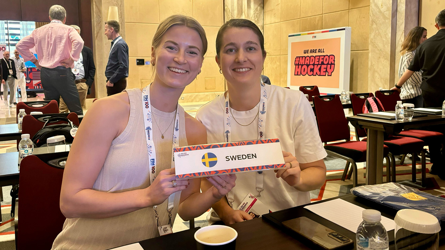 Svensk landhockey stärkte internationella band på FIH-kongressen i Oman